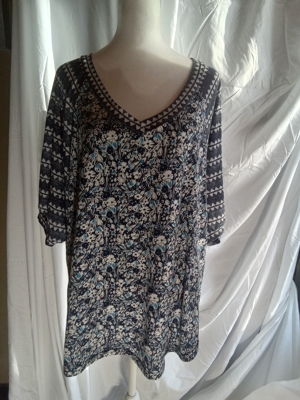Suzanne Betro Black Floral V-Neck Tunic with Blue‎ Accents XL